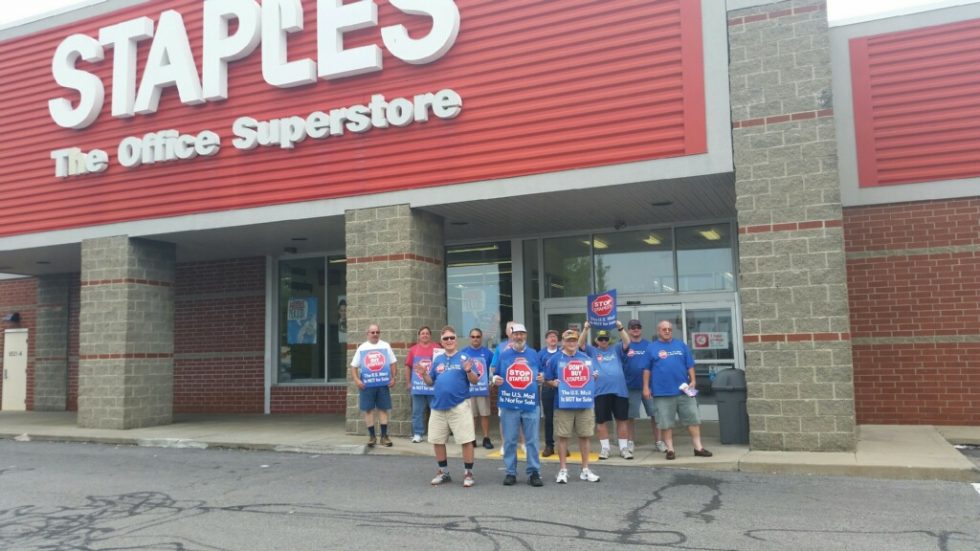 Members of the Western Pennsylvania Postal Workers Solidarity Committee protested in front of a Staples location in Robinson Township, PA, on Aug. 28. 